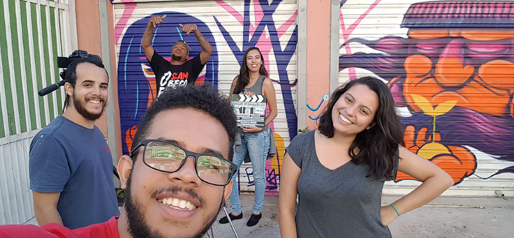 Jovens integrantes do projeto Biricutico posam para foto