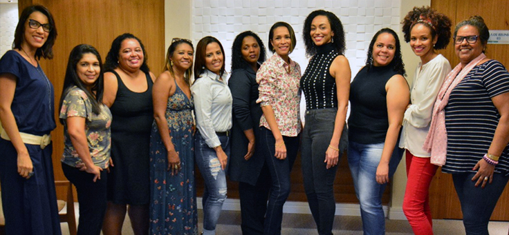 Ludmila Hastenreiter, que criou a Empoderamento Contábil para empoderar mulheres, está ao lado de dez participantes do canal de treinamento Vamos Juntas!