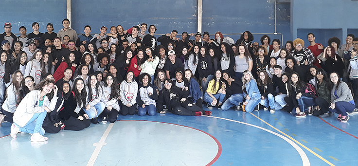 Cerca de 30 jovens do programa Pense Grande se reúnem para foto durante encontros com empreendedores