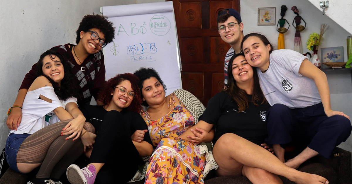Integrantes do coletivo Arqueperifa posam para foto