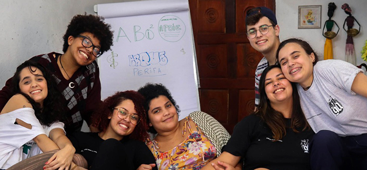 Integrantes do coletivo Arqueperifa posam para foto