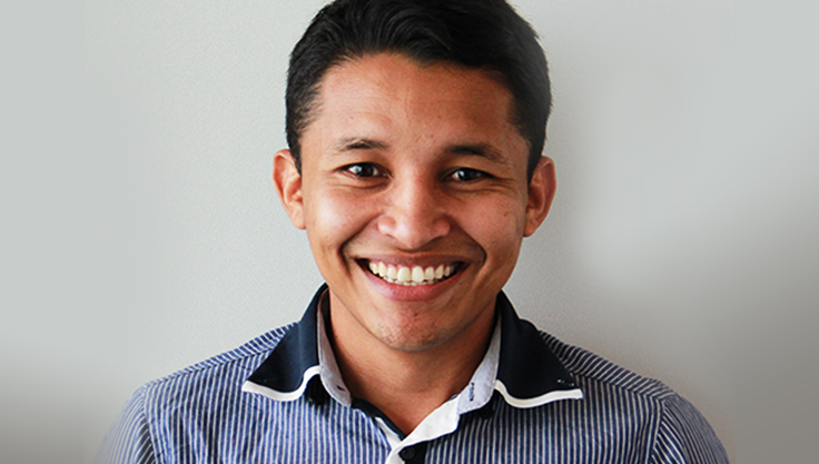 Na imagem, o jovem empreendedor Maickson Serrão posa sorrindo