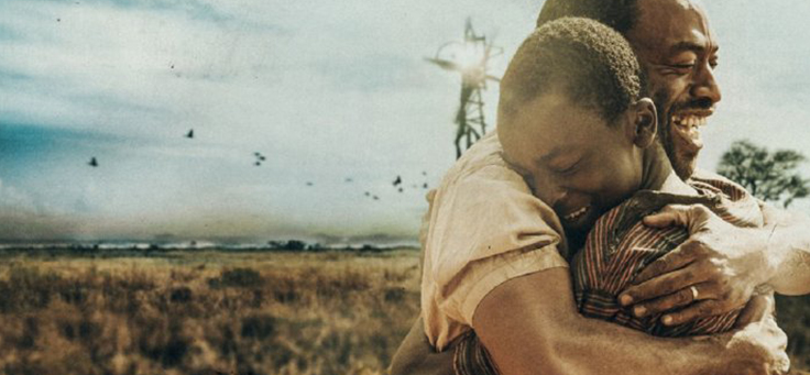 A imagem mostra uma cena do filme o Menino que descobriu o vento