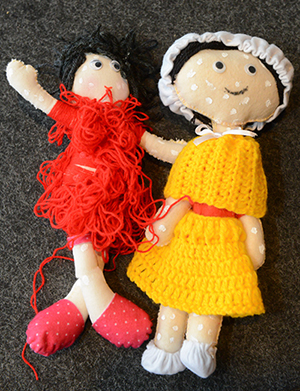 Imagem mostra uma boneca de vestido vermelho e outra de vestido amarelo, com manchas no corpo. Os protótipos são do grupo de jovens empreendedores Minhas Queridas Manchas, projeto que visa resgatar a autoestima de quem tem vitiligo.