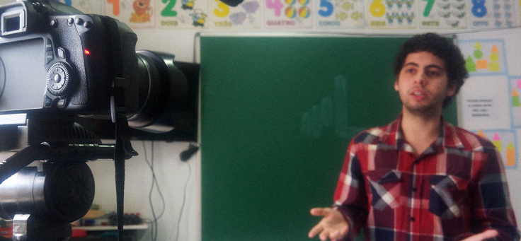Na imagem jovem do projeto Librol fala para uma câmera durante gravação do documentário Pense Grande.Doc