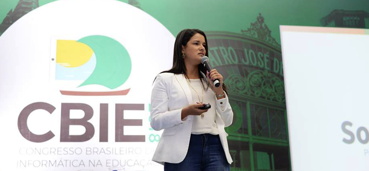 Na imagem, Emanuelly Oliveira do Social Brasilis fala em um microfone durante apresentação.