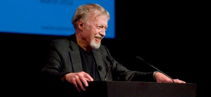 A imagem mostra uma cena do documentário Phil Knight: O Homem que Conduz o Mundo