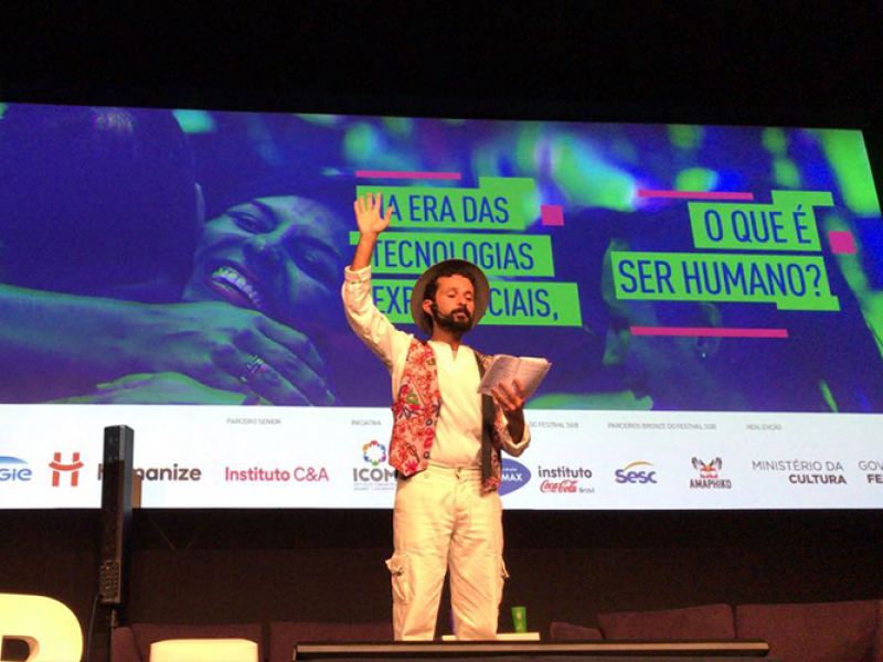 Nuno Arcanjo lê poema no palco do festival Social Good Brasil