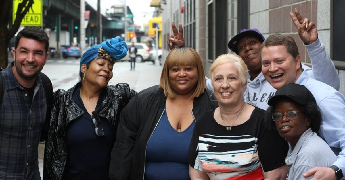 Imagem mostra tutoras e criadores do Soulphia, plataforma que ajuda moradoras de rua de Nova York a se tornarem tutoras no ensino de inglês a distância