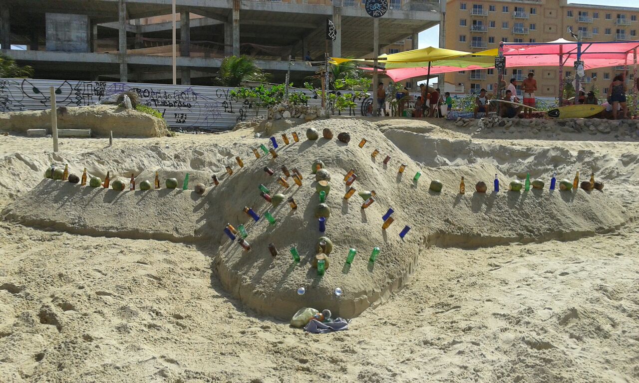 Na imagem, a escultura de 8 metros de comprimento, 2 metros de altura e 3,5 metros de largura foi feita em janeiro, e conta com 500 garrafas de vidro, que iam para o lixo. É uma tartaruga Aruanã, tipo comum no Ceará que está ameaçada de extinção
