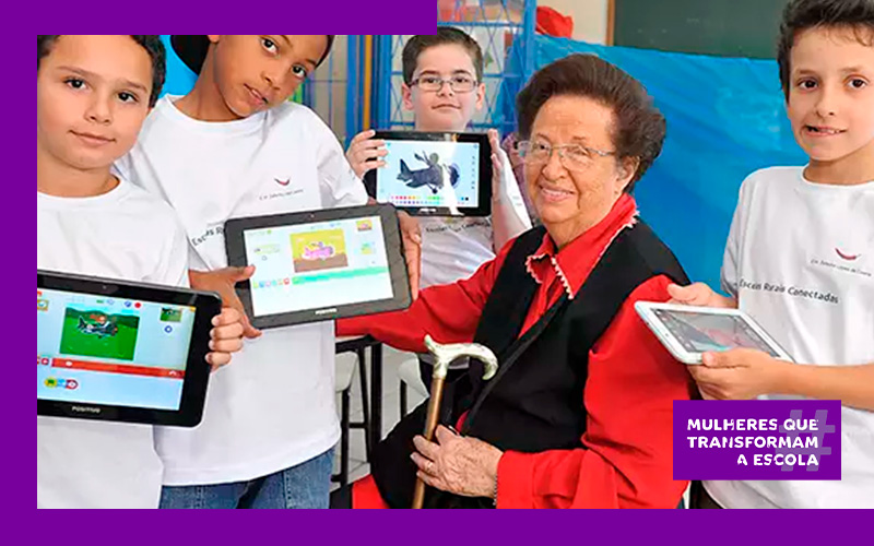 Léa Fagundes, professora pioneira da educação digital em sala de aula ao lado de alunos em uma escola