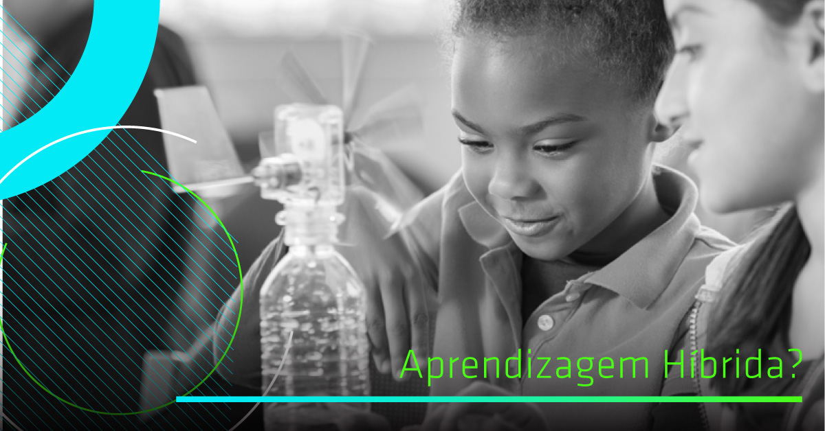 Imagem mostra a capa do relatório Aprendizagem Híbrida. Nela, há uma menina negra ao lado de uma educadora branca. As duas estão manuseando um objeto que parece ser um cata-vento confeccionado com materiais plásticos.