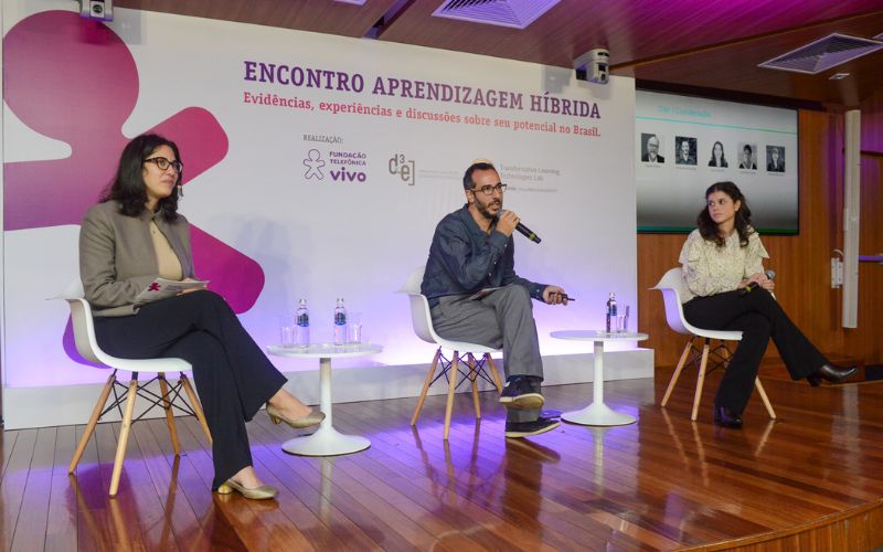 Imagem mostra evento de lançamento do relatório Aprendizagem Híbrida? Orientações para regulamentação e adoção com qualidade, equidade e inclusão