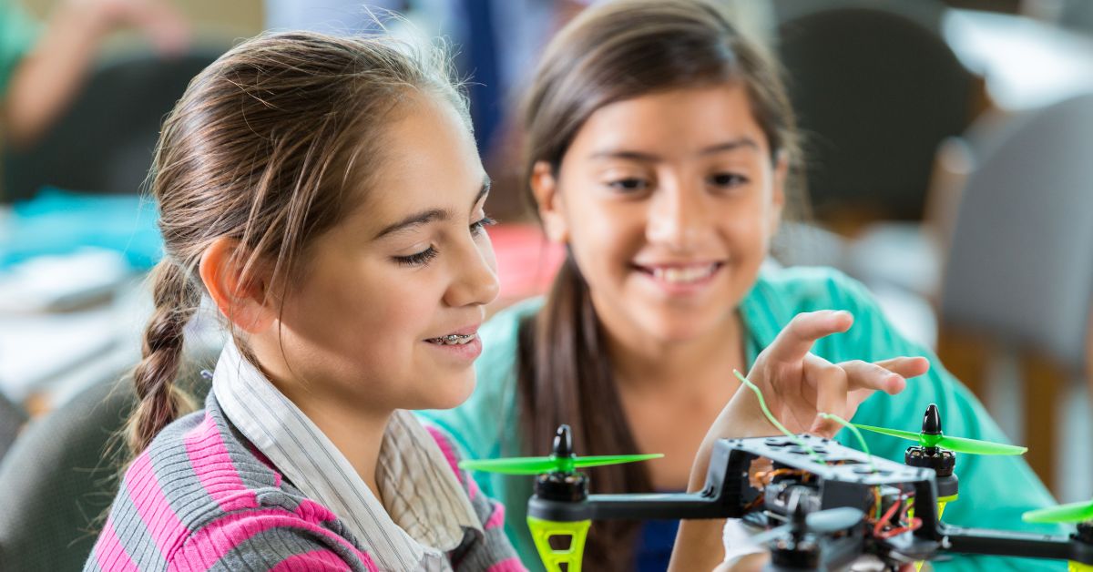 Imagem mostra estudante montando um drone na sala de aula