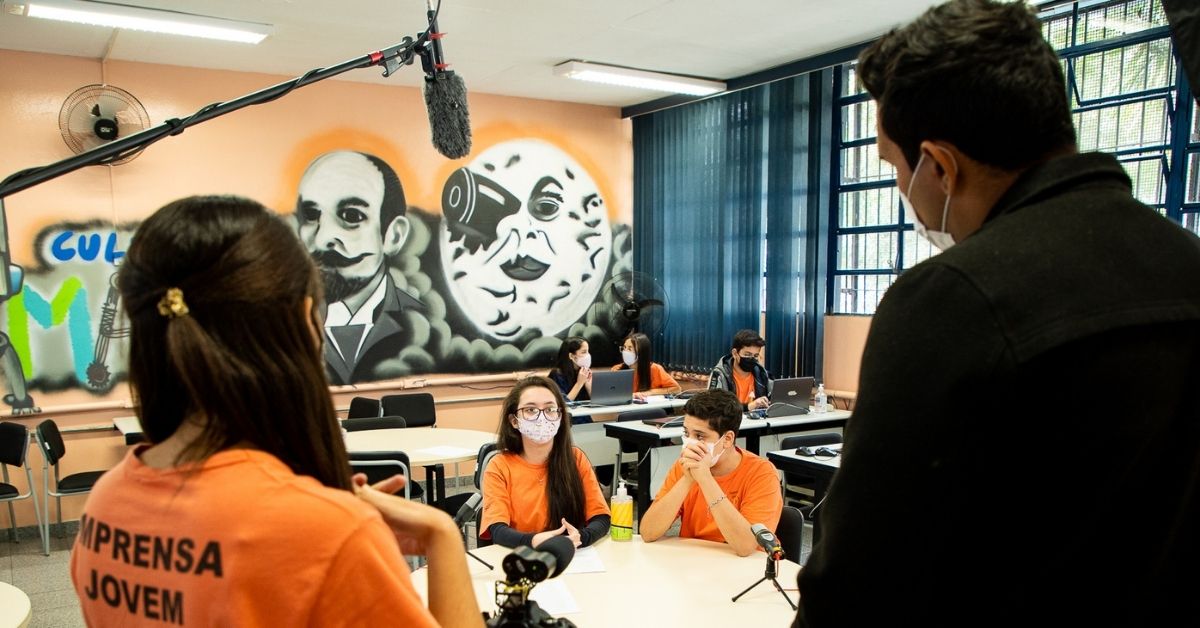 Imagem mostra jovens estudantes reunidos dentro do Museu do Amanhã