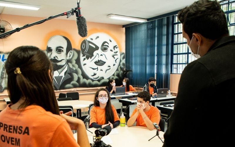 Imagem mostra jovens estudantes reunidos dentro do Museu do Amanhã