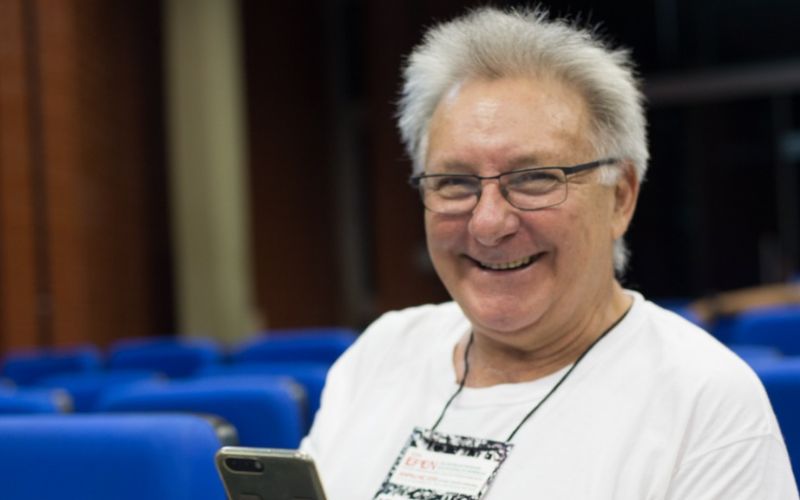 Imagem mostra o professor Nelson Pretto, um dos pioneiros no Brasil dos estudos sobre Educação e cultura digital