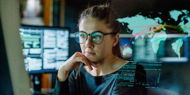 Aluna em frente ao computador, gerando códigos e praticando a programação.