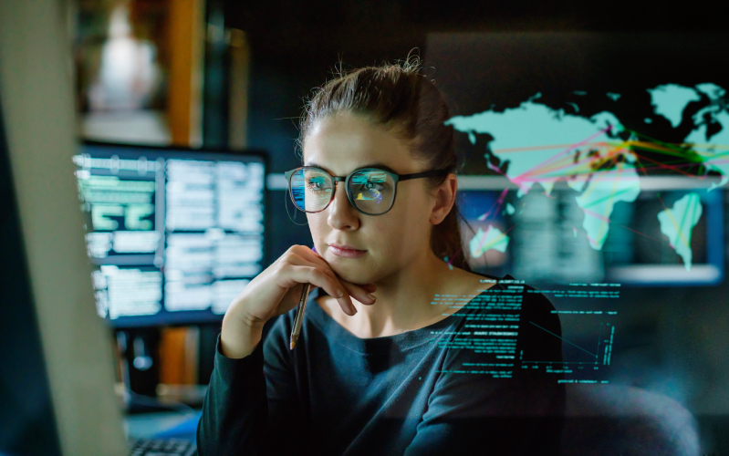 Aluna em frente ao computador, gerando códigos e praticando a programação.