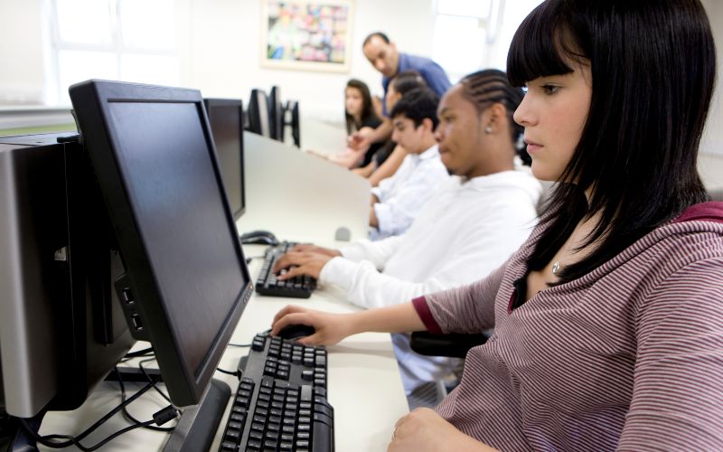 Imagem mostra Programação de software por alunos do ensino médio