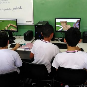 Alunos jogam game em computador, na sala de informática, em escola pública de São Paulo.