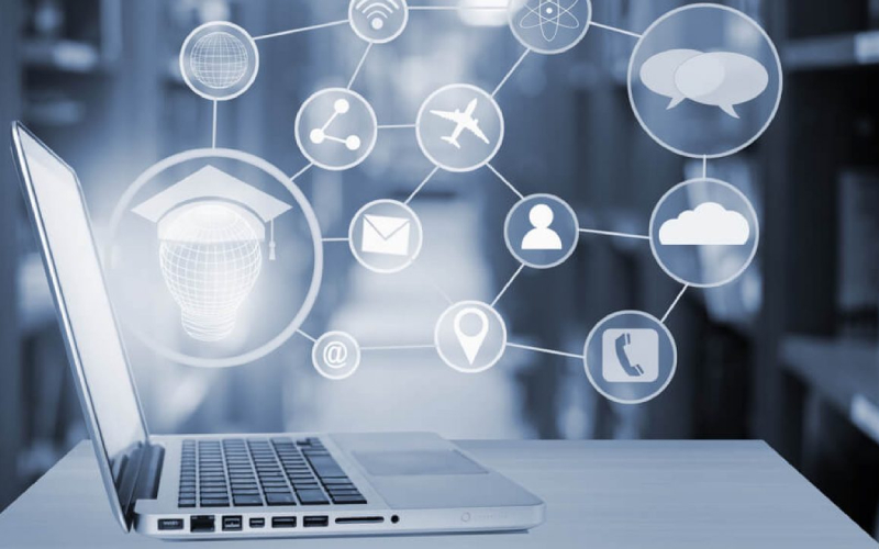 Computador aberto com diversos ícones conectados à ele.