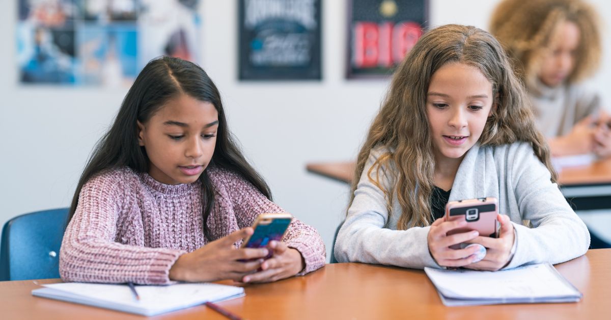 Imagem mostram adolescentes acessando o celular para fazer simulações