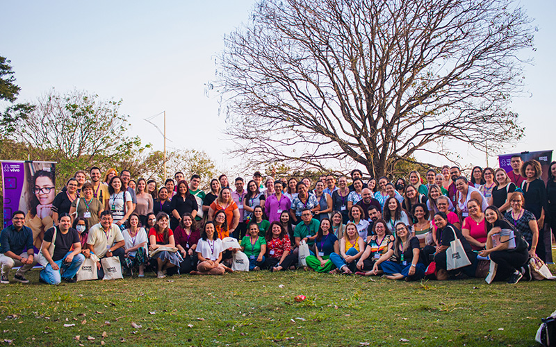 Imagem mostra grupo de educadores reunidos no evento de formação de multiplicadores do Mato Grosso do Sul. Eles estão em um parque, ao ar livre