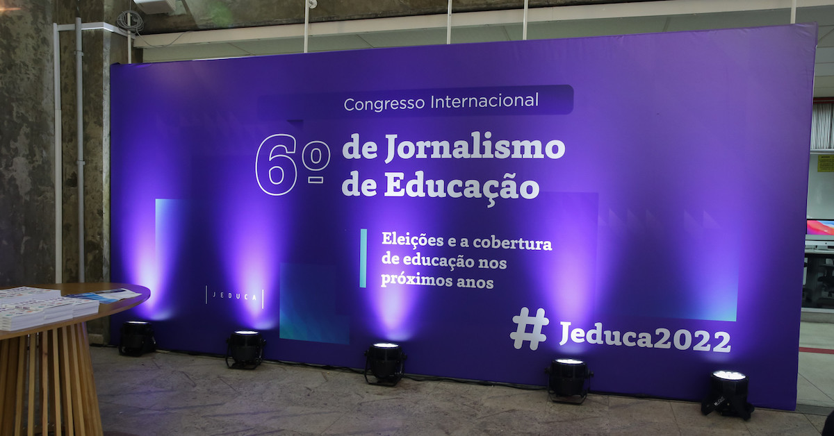 Painel de divulgação do sexto Congresso Internacional de Jornalismo de Educação da Jeduca.