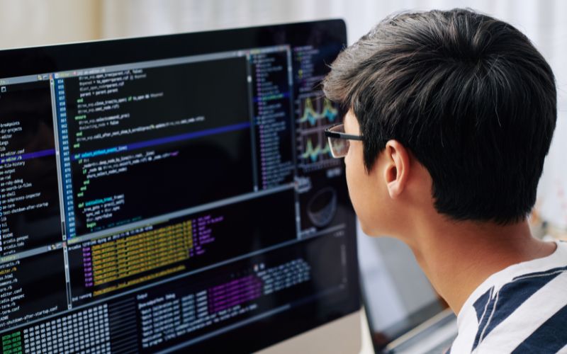 Imagem mostra um programador de software trabalhando