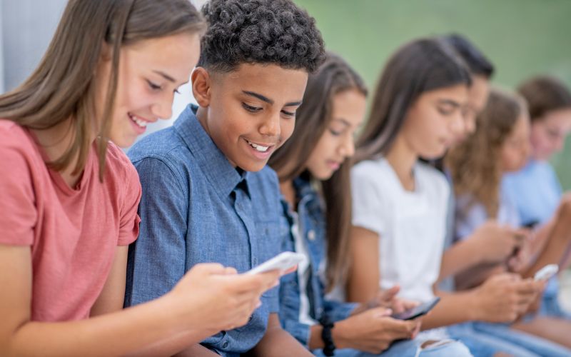 Imagem mostra estudantes utilizando tecnologias digitais na sala de aula