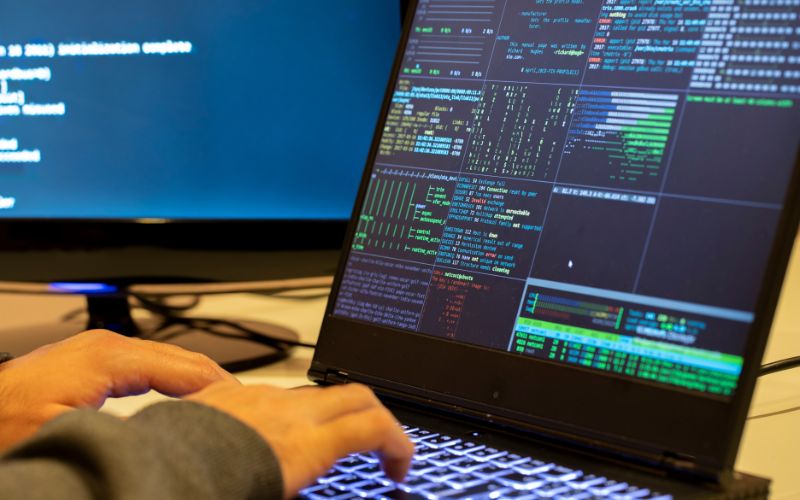 Imagem mostra estudante desenvolvendo códigos em uma tela de computador