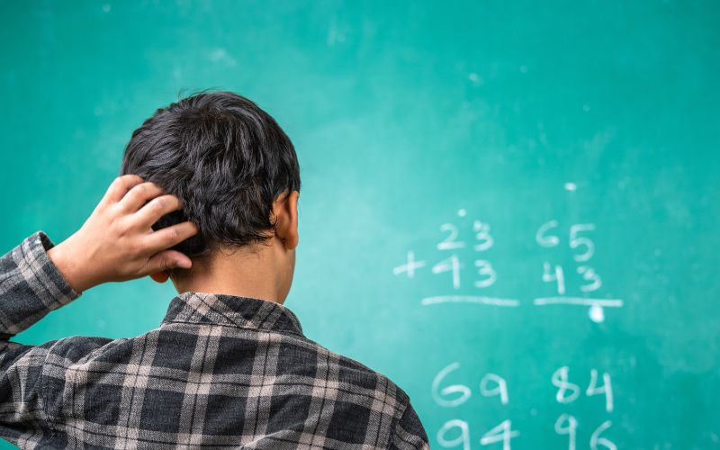 Imagem mostra alunos resolvendo exercícios de matemática