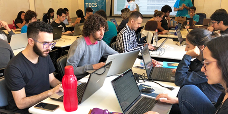 Grupo de alunos de extensão universitária da USP no TECS, coletivo de educação digital.