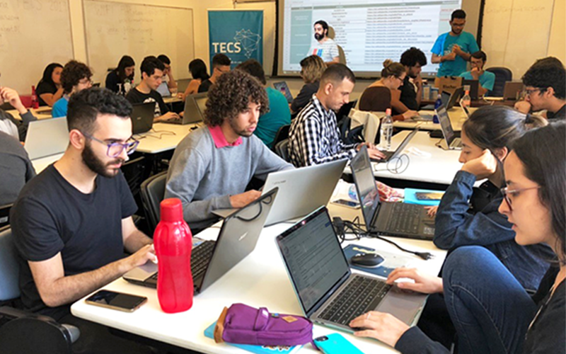 Grupo de alunos de extensão universitária da USP no TECS, coletivo de educação digital.