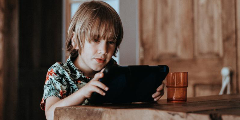 Criança utiliza tablet