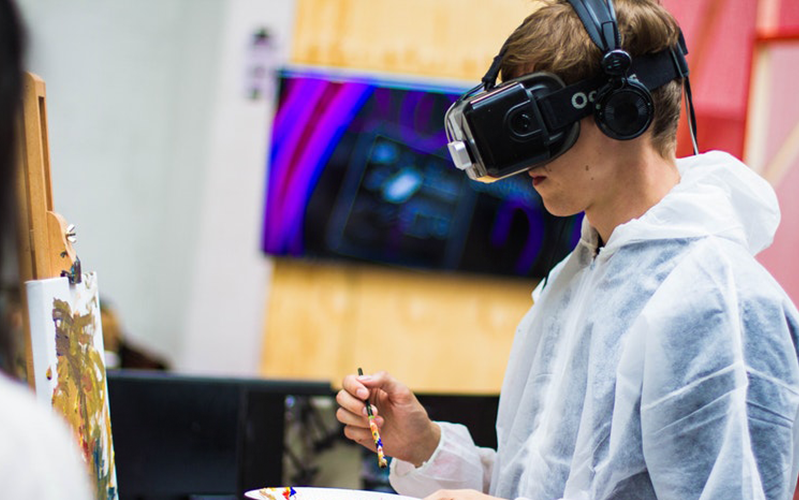 criança utiliza equipamento de realidade virtual