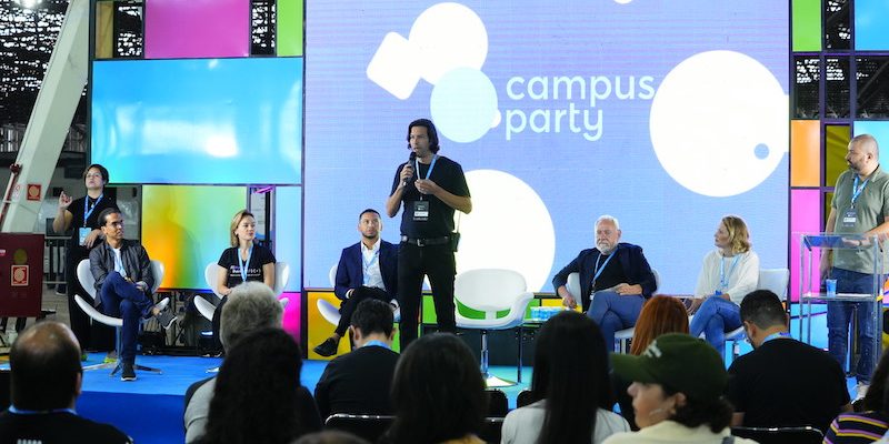 Palestrantes falam durante debate na Campus Party 2022.