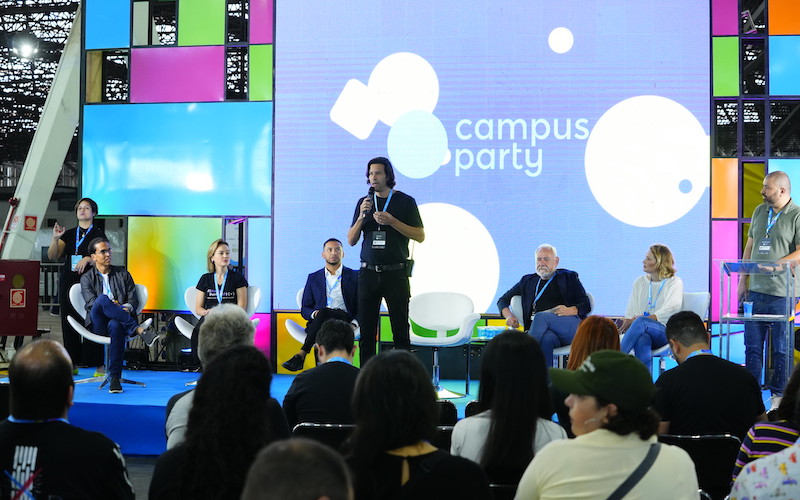 Palestrantes falam durante debate na Campus Party 2022.