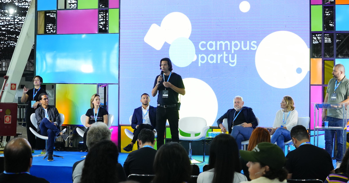 Palestrantes falam durante debate na Campus Party 2022.