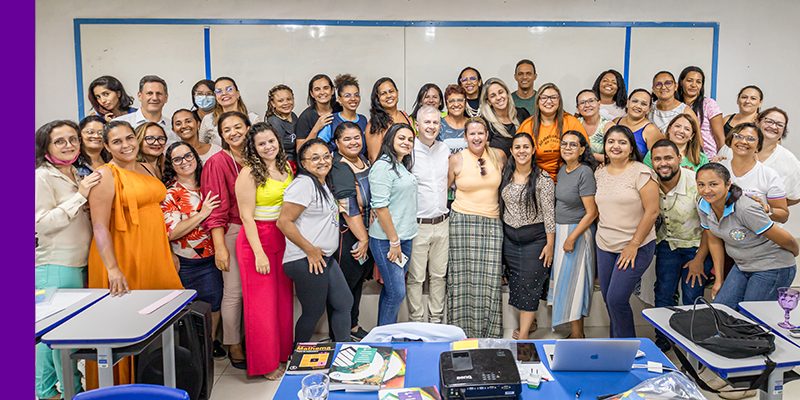 Imagem mostra um grupo de cerca de 40 professores reunidos em uma sala de aula