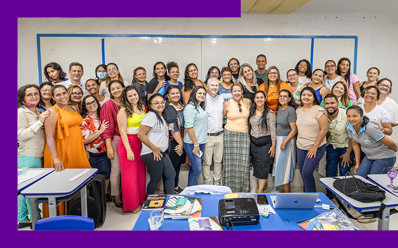 Imagem mostra um grupo de cerca de 40 professores reunidos em uma sala de aula