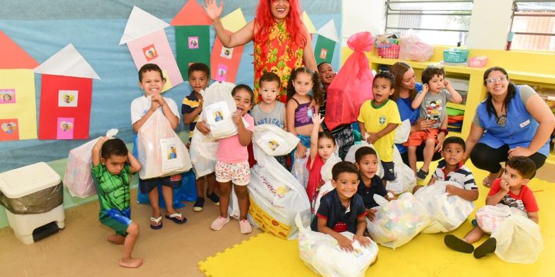 Colaboradores voluntários da Fundação Telefônica Vivo entregam presentes de Natal para crianças assistidas pelo Centro Assistencial Cruz de Malta, na cidade de São Paulo.