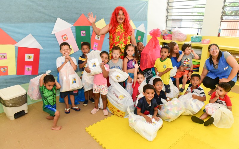 Colaboradores voluntários da Fundação Telefônica Vivo entregam presentes de Natal para crianças assistidas pelo Centro Assistencial Cruz de Malta, na cidade de São Paulo.