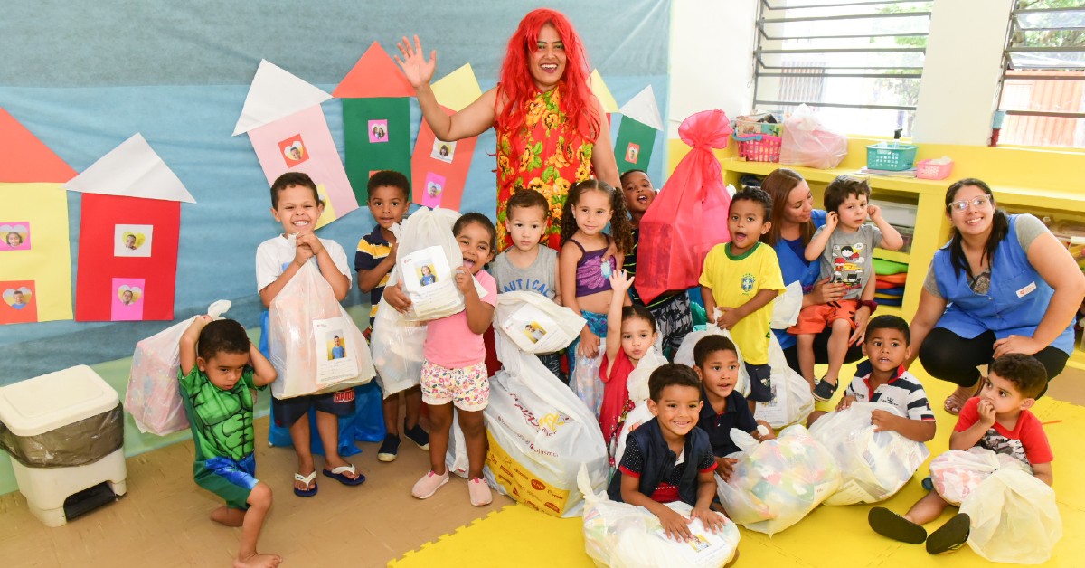 Colaboradores voluntários da Fundação Telefônica Vivo entregam presentes de Natal para crianças assistidas pelo Centro Assistencial Cruz de Malta, na cidade de São Paulo.