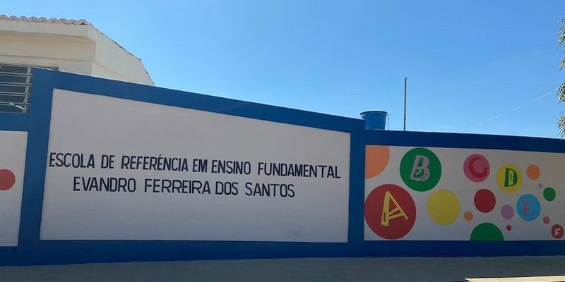 Fachada da escola Evandro Ferreira dos Santos, uma das finalistas do prêmio World’s Best School em 2022.