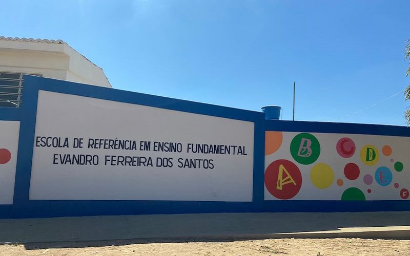 Fachada da escola Evandro Ferreira dos Santos, uma das finalistas do prêmio World’s Best School em 2022.