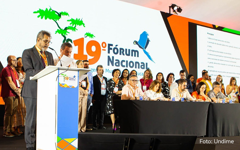 Imagem mostra o palco do Fórum Undime com toda a nova diretoria eleita