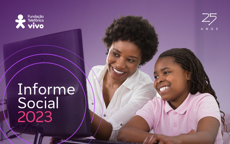 Imagem mostra uma professora negra mostrando para uma estudante negra algo na tela de um computador. Ao lado da imagem vemos o título Informe Social 2023 e os logos da Fundação Telefônica Vivo e dos 25 anos da Fundação