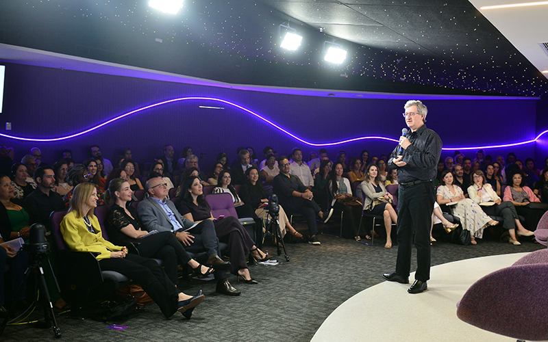 O evento na Fundação teve como principal foco a discussão sobre a Inteligência Artificial na Educação: a imagem mostra o americano Charles Fadel, durante sua palestra “Educação e Inteligência Artificial: transformando o ensino e a aprendizagem” no evento “Transformação Digital na Educação: Desafios e Tendências” da Fundação Telefônica Vivo.